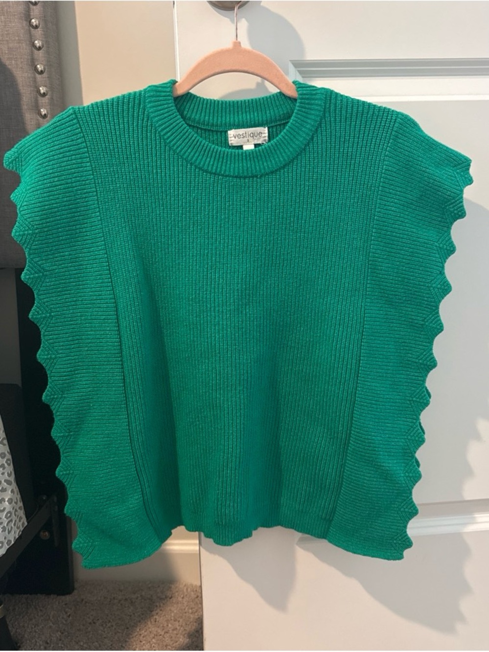 vestique Scalloped Ribbed Knit Shell in Emerald
